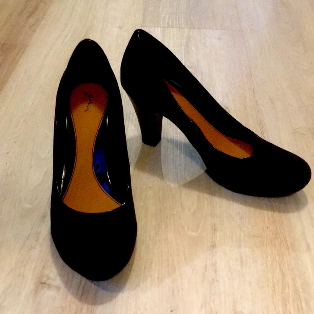 Basic black suede pumps